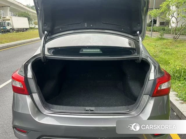 Nissan Xuan Yi 2023 Серебристо-серый из Китая