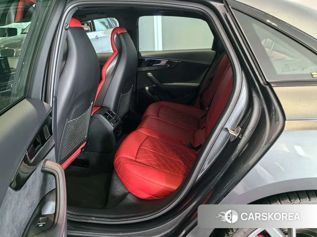 Audi S4 2023 Темно-серый из Китая
