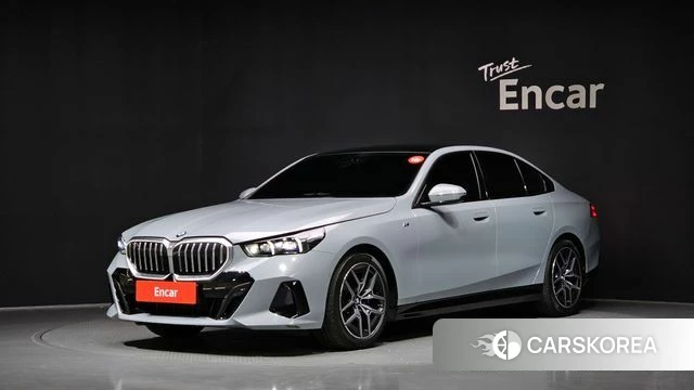 BMW 5 Series (G60) 2024 Светло-серебряный цвет из Кореи