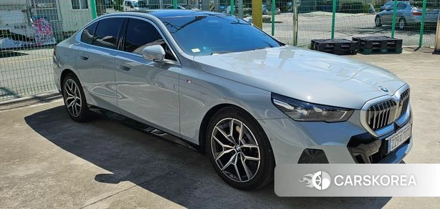 BMW 5 Series (G60) 2024 Небесно-голубой из Кореи
