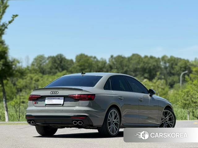 Audi S4 2022 Темно-серый из Китая
