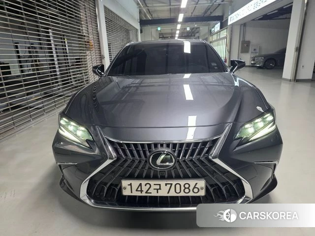 Lexus ES300h 7th generation 2023 Серый из Кореи
