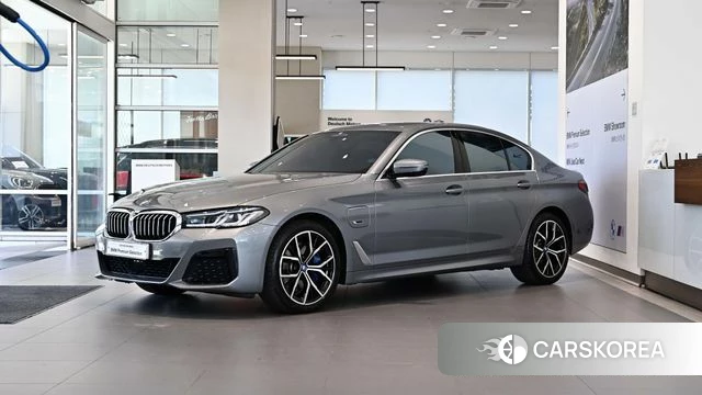 BMW 5 Series (G60) 2023 Серебристо-серый из Кореи