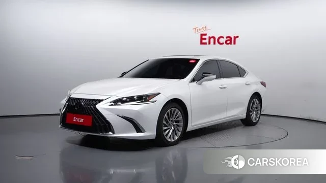 Lexus ES300h 7th generation 2024 Белый из Кореи