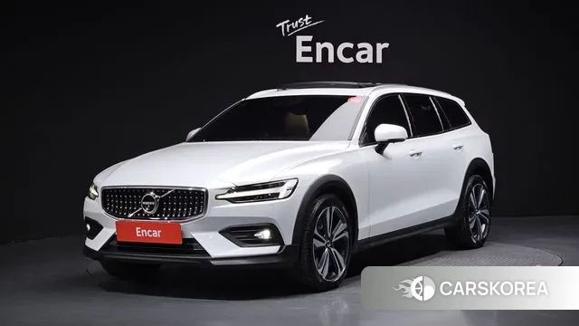 Volvo V60 Cross-Country 2nd Generation 2021 Белый из Кореи