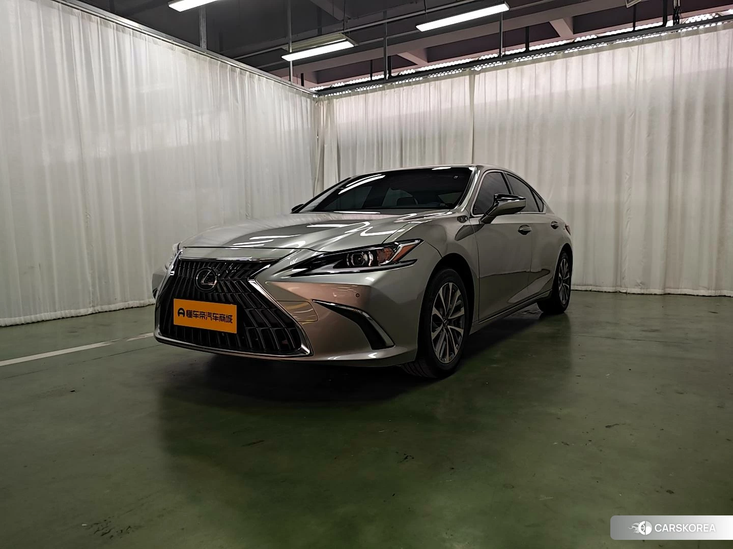Lexus ES 2022 Серебристо-серый из Китая