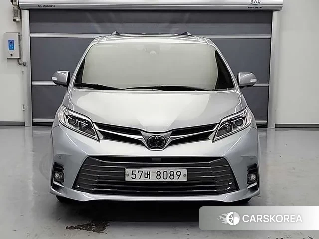 Toyota Sienna 2018 Серебряный из Кореи