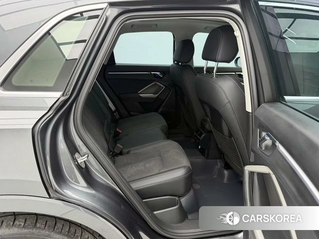 Audi Q3 2023 Темно-серый из Китая