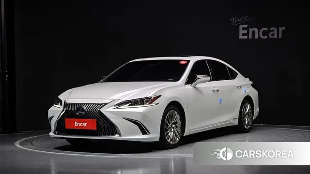 Lexus ES300h 7th generation 2020 Белый из Кореи