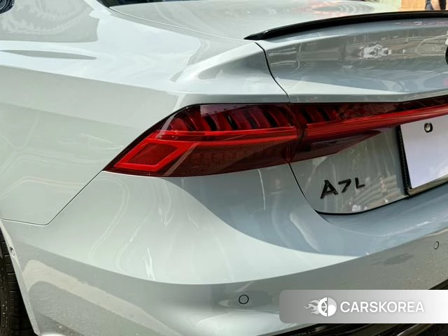 Audi A7L 2024 Серебристо-серый из Китая