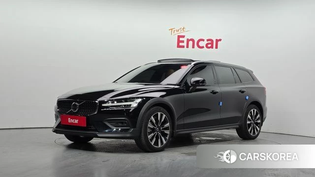 Volvo V60 Cross-Country 2nd Generation 2024 Черный из Кореи