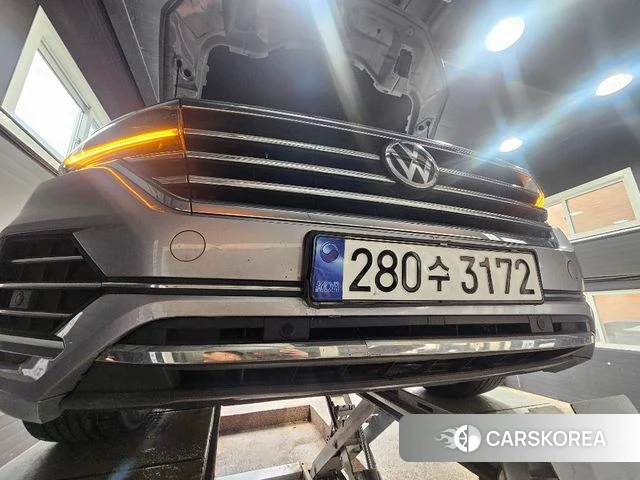 Volkswagen Touareg 3rd generation 2020 Серебряный из Кореи
