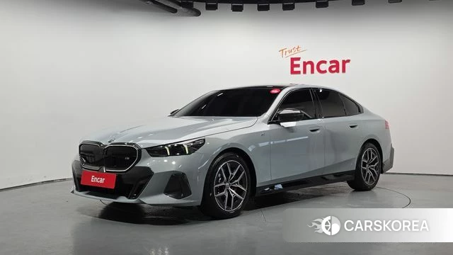 BMW 5 Series (G60) 2024 Серебристо-серый из Кореи