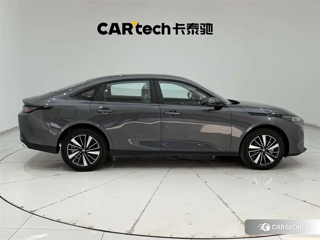 Chang'an Yidong PHEV 2026 Silver/gray из Китая, фото 2