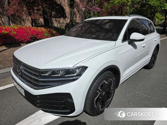 Volkswagen Touareg 3rd generation 2025 Белый из Кореи