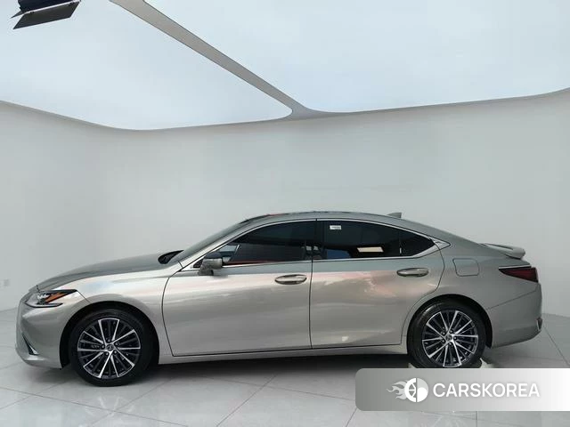 Lexus ES 2023 Серебристо-серый из Китая