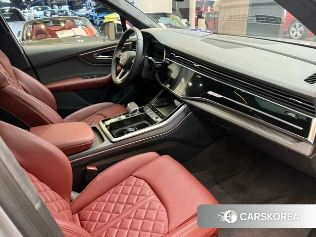 Audi SQ7 2024 Серебристо-серый из Китая