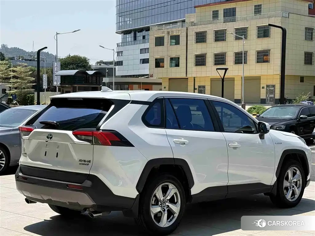 Toyota RAV4 2022 Белый из Китая