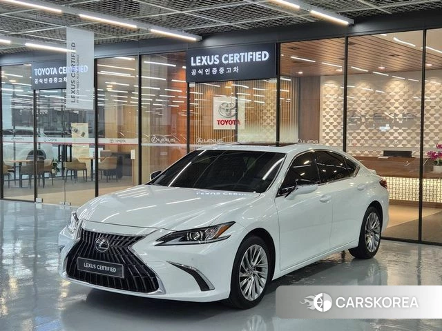Lexus ES300h 7th generation 2023 Белый из Кореи