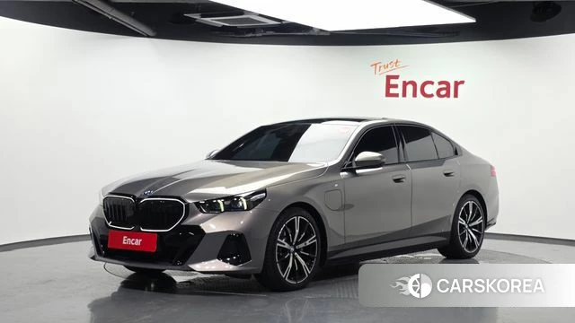 BMW 5 Series (G60) 2025 Песочный из Кореи