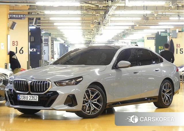 BMW 5 Series (G60) 2024 Серебристо-серый из Кореи