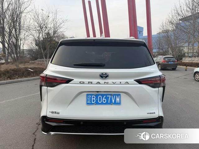 Toyota Grevia 2023 Белый из Китая
