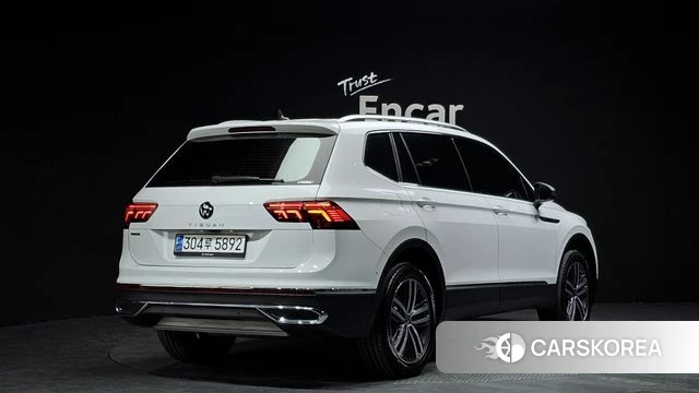 Volkswagen Tiguan Allspace 2023 Белый из Кореи