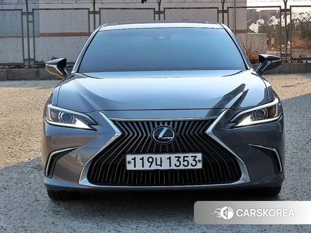 Lexus ES300h 7th generation 2018 Серебристо-серый из Кореи