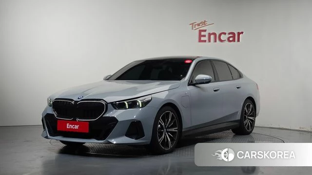 BMW 5 Series (G60) 2025 Светло-серебряный цвет из Кореи