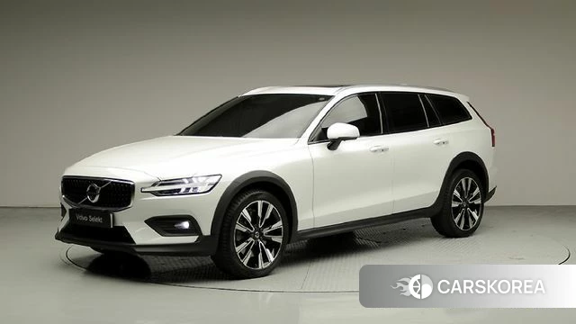 Volvo V60 Cross-Country 2nd Generation 2021 Белый из Кореи