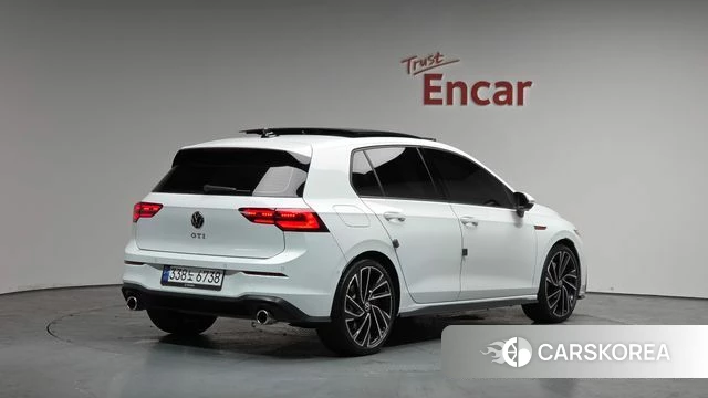 Volkswagen Golf 8th Generation 2023 Белый из Кореи