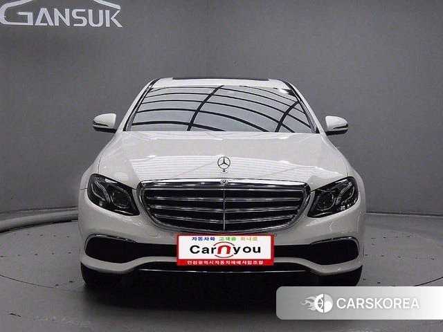 Mercedes-Benz E-Class W213 2018 Белый из Кореи