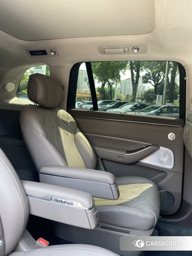 AITO Ask the world M8 2025 Черный из Китая