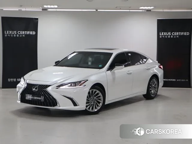 Lexus ES300h 7th generation 2024 Белый из Кореи