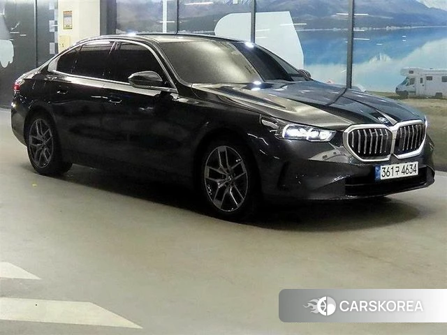 BMW 5 Series (G60) 2024 Серебристо-серый из Кореи