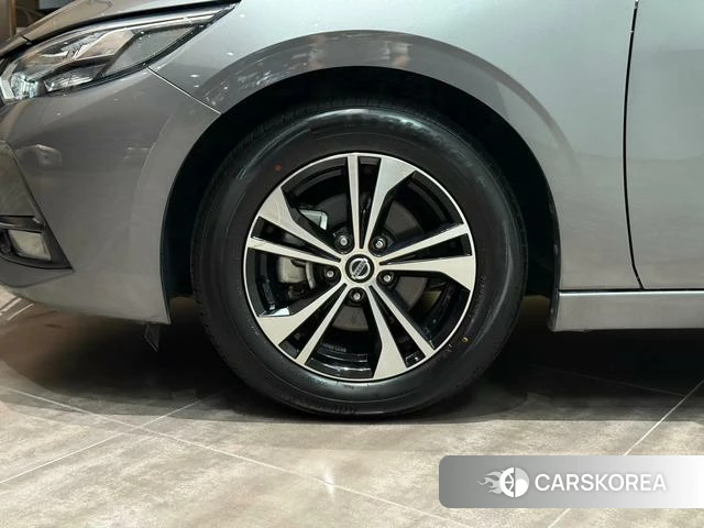 Nissan Xuan Yi 2022 Серебристо-серый из Китая
