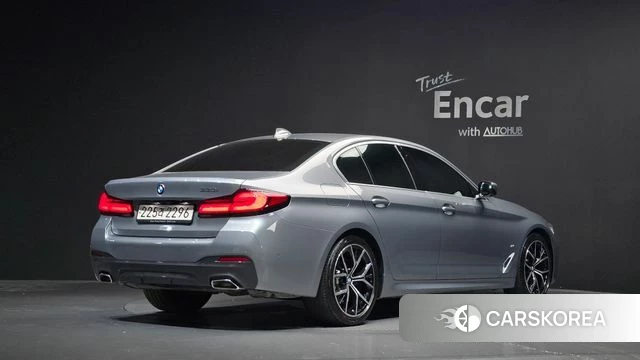 BMW 5 Series (G30) 2023 Серебристо-серый из Кореи