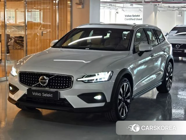 Volvo V60 Cross-Country 2nd Generation 2025 Белый из Кореи