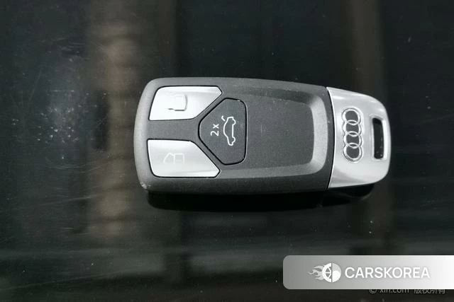 Audi Q5L 2021 Черный из Китая