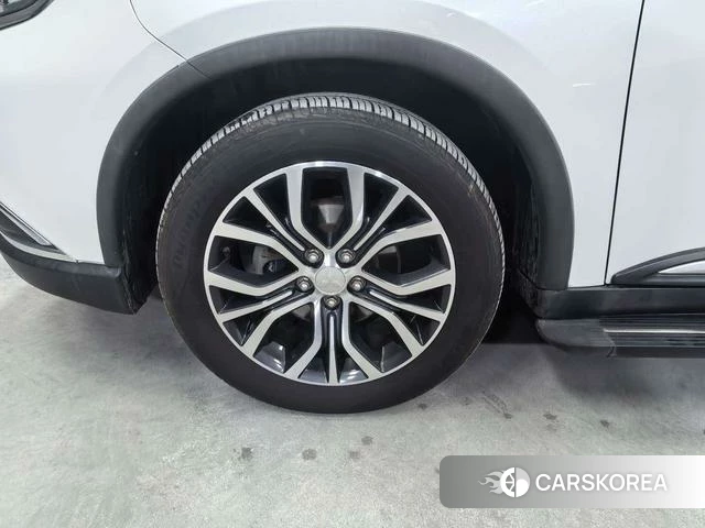 Mitsubishi  Outlander 2018 Белый из Китая