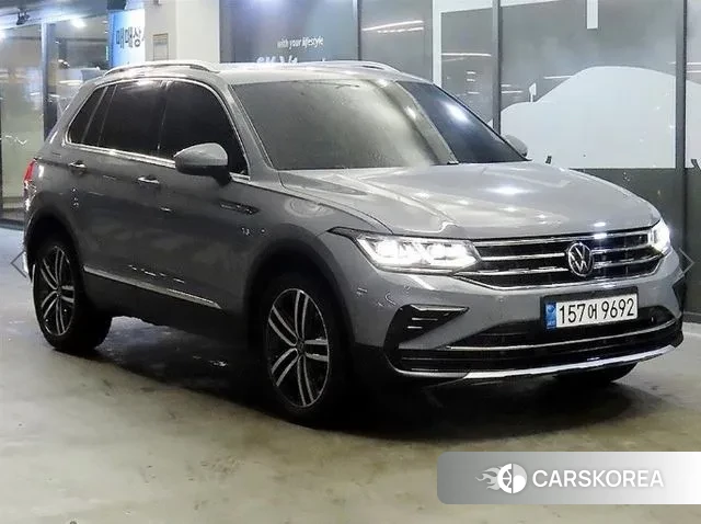 Volkswagen Tiguan second Generation 2022 Серебристо-серый из Кореи