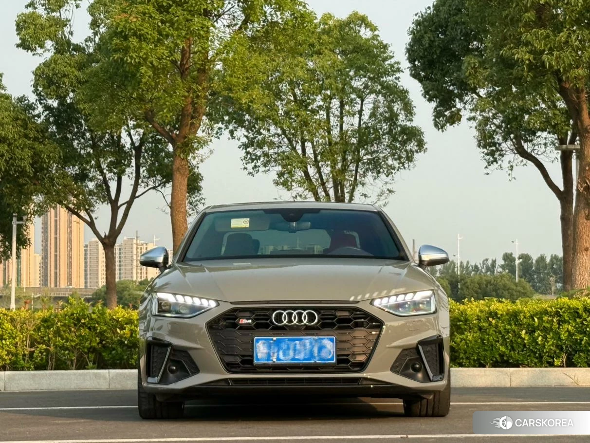 Audi S4 2021 Темно-серый из Китая