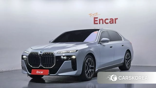 BMW 7 Series (G70) 2025 Цвет галактики из Кореи