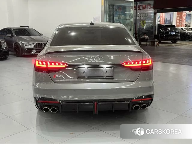 Audi S4 2022 Темно-серый из Китая