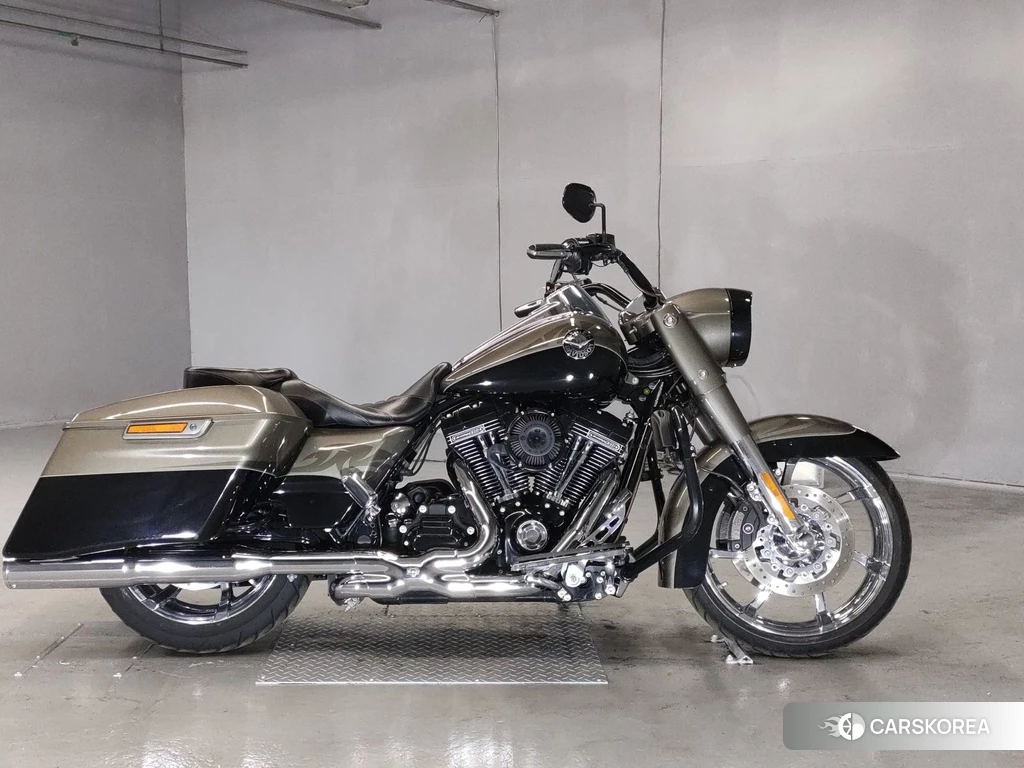 Проданный Harley-Davidson Road King Custom FLHRSE1800CVO 2014 из Японии