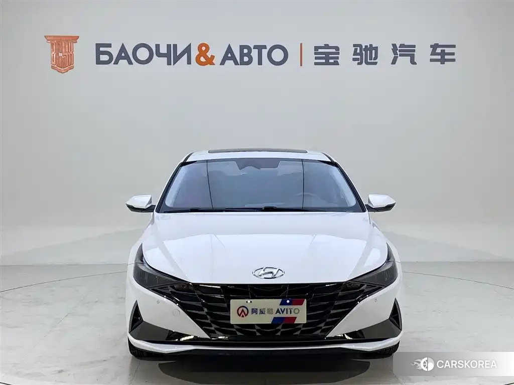 Hyundai Elantra 2022 Белый из Китая