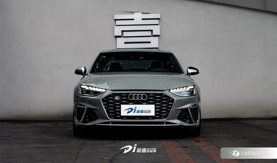 Audi S4 2021 Темно-серый из Китая