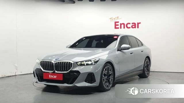 BMW 5 Series (G60) 2025 Светло-серебряный цвет из Кореи