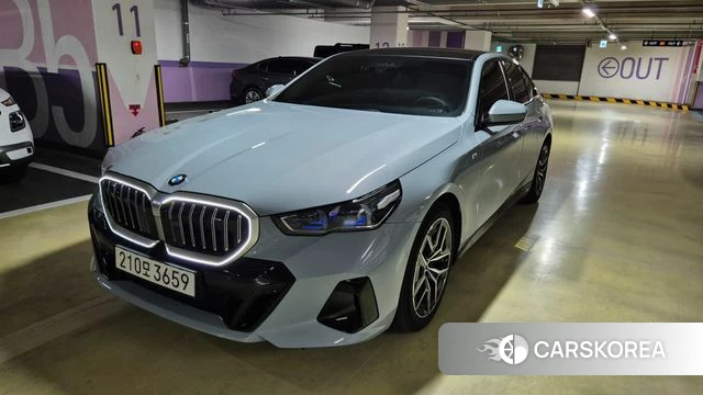 BMW 5 Series (G60) 2025 Небесно-голубой из Кореи