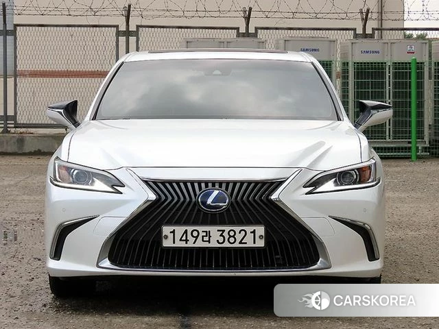 Lexus ES300h 7th generation 2020 Белый из Кореи